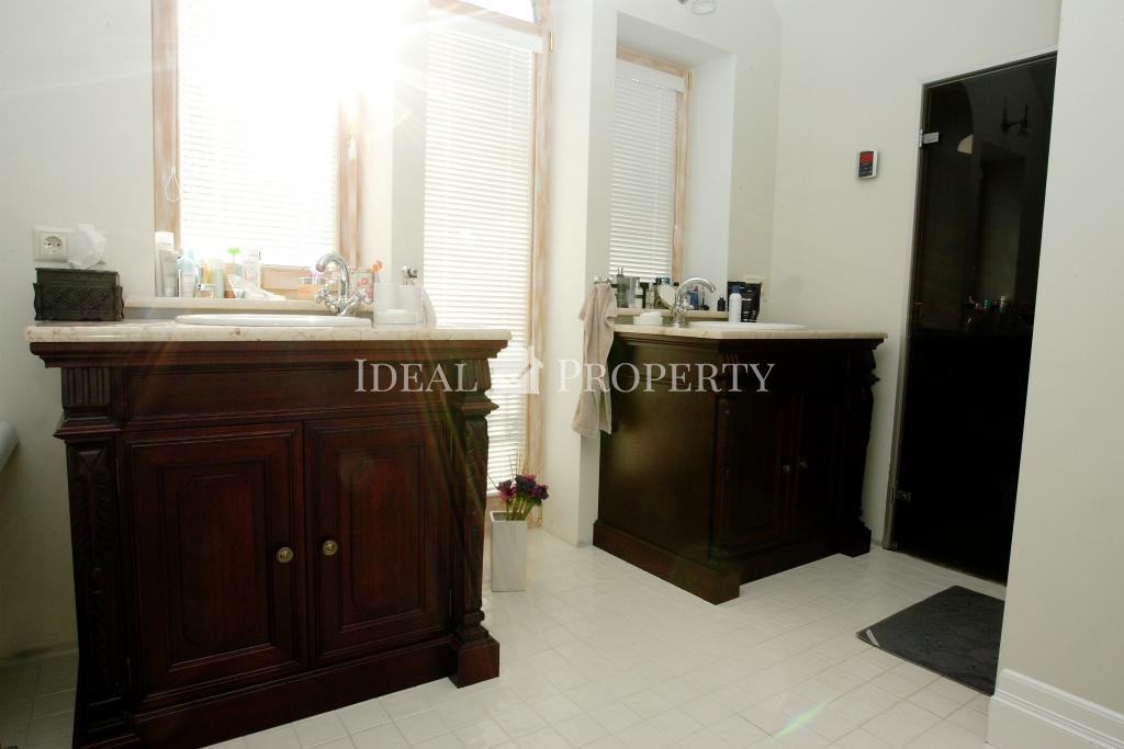 Stylish and comfortable home located on Kapu street.